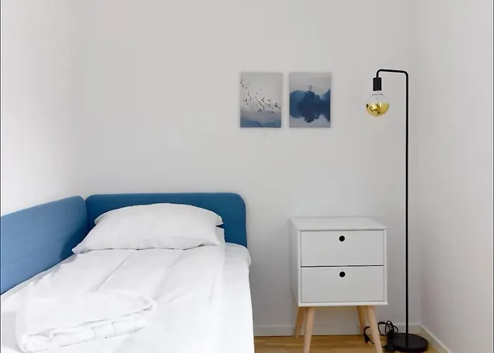 2 Bedroom, View, Light Rail, Apartament *