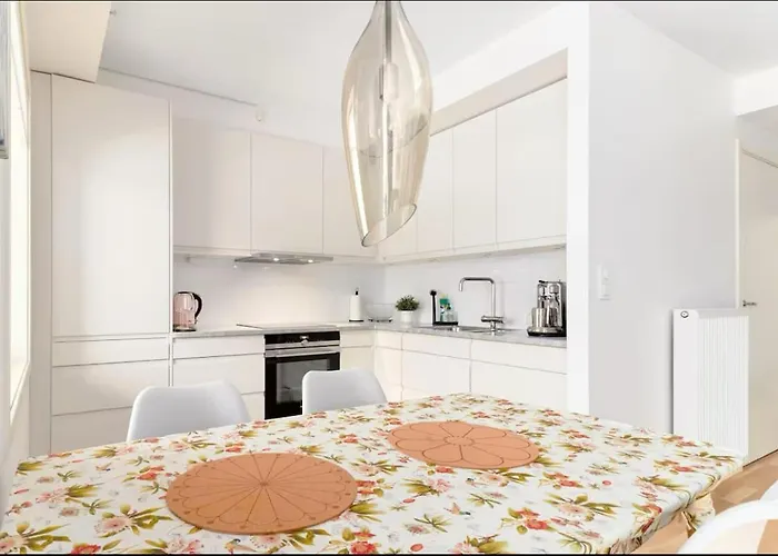 2 Bedroom, View, Light Rail, Appartement *